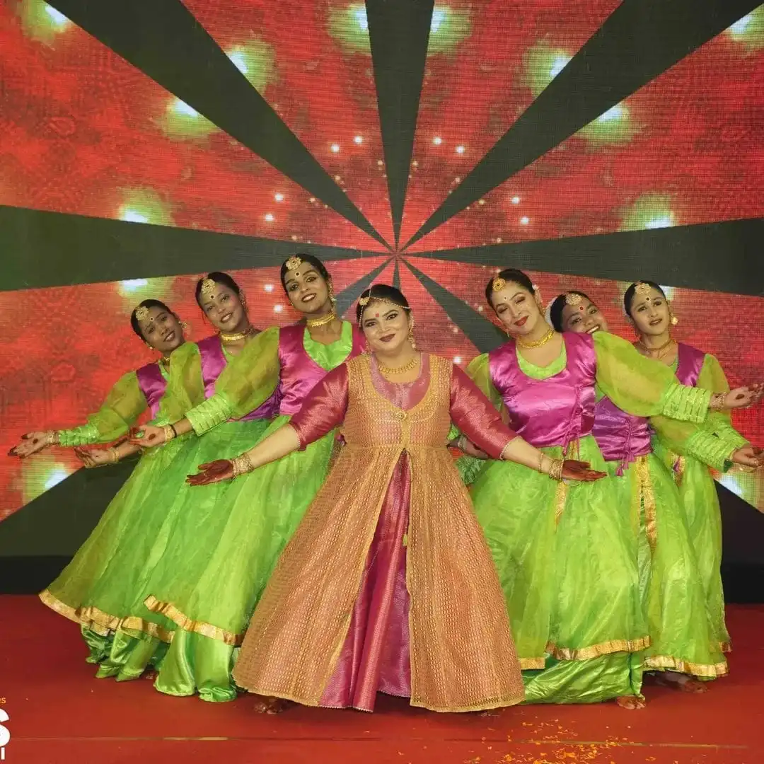 200+ Kathak dancers synchronized classical dance attempt